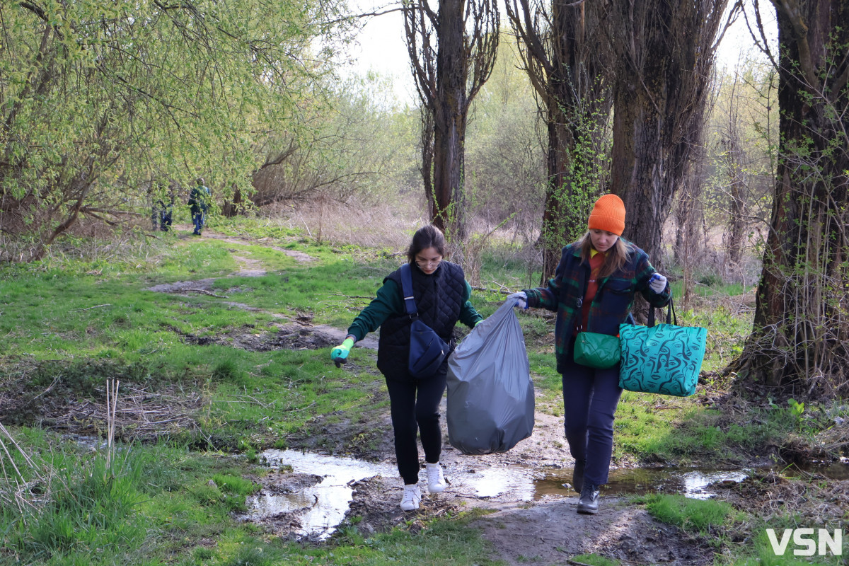 У Луцьку стартувала загальноміська толока: прибирають парки та заповідні зони