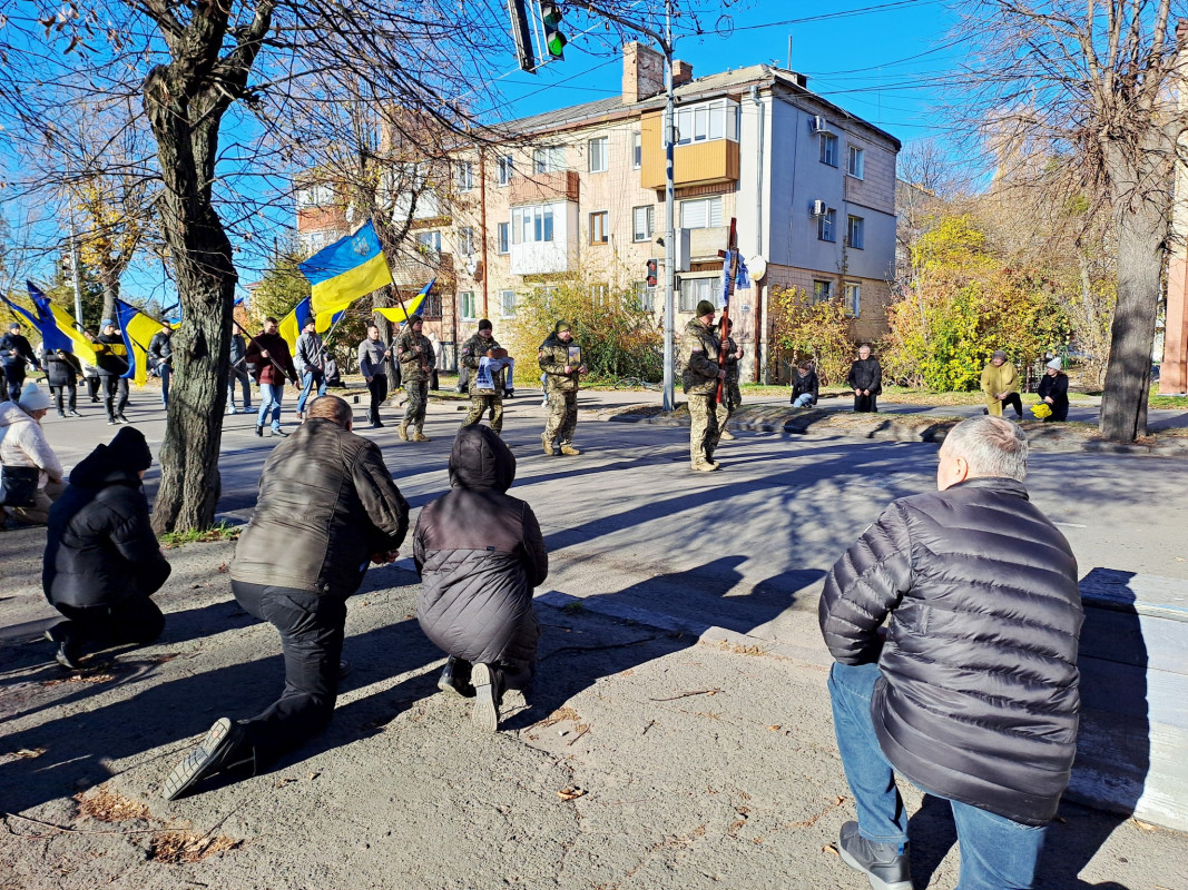 Коровай ділили на кладовищі: на Волині попрощалися з Героєм Максимом Хецером