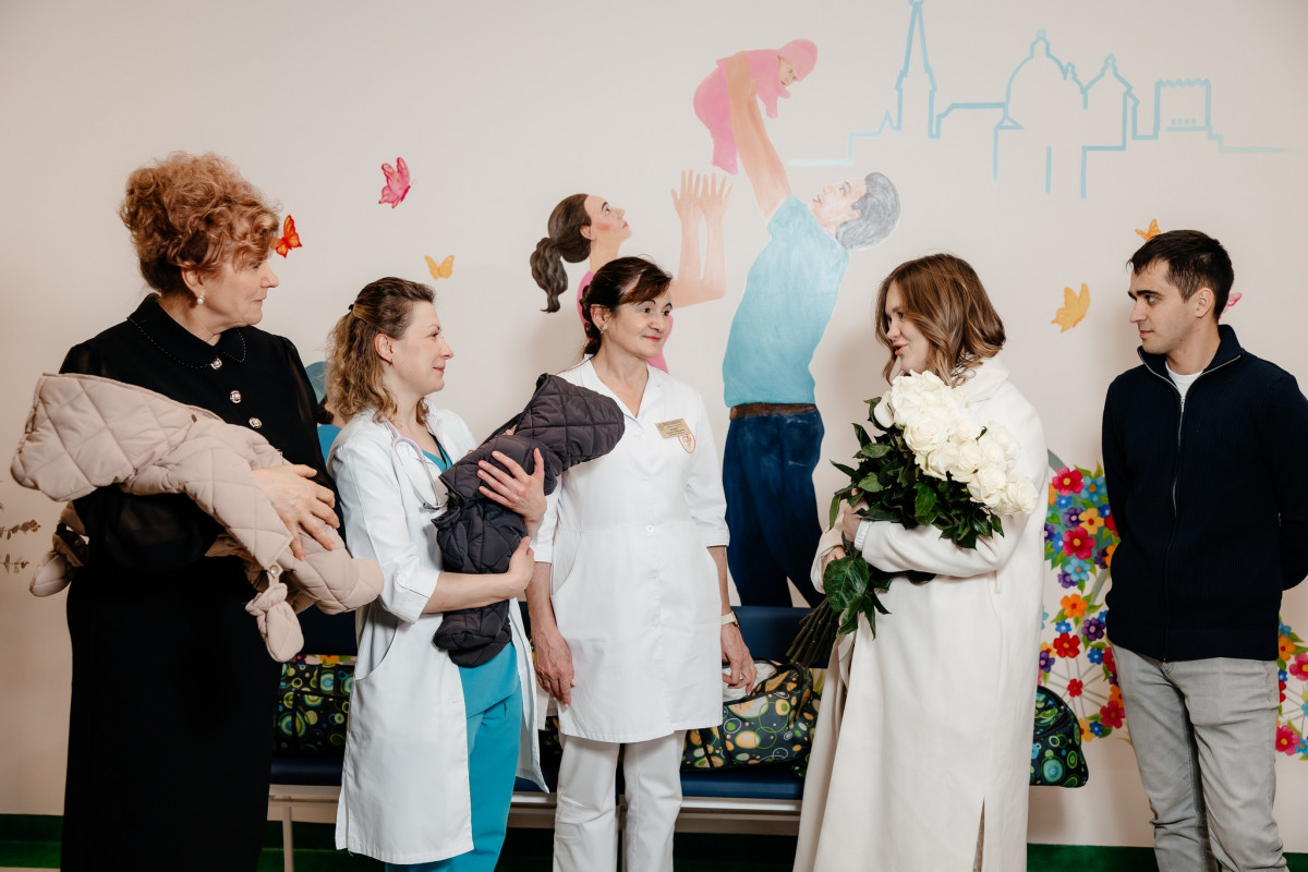 Три маленькі серця - одна велика родина: з Волинського перинатального центру виписали трійню