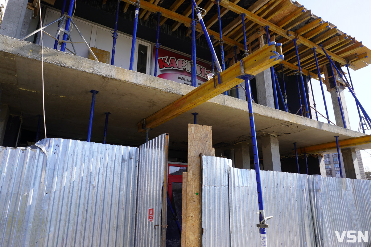 Скандальне будівництво біля РАЦСу у Луцьку: без документів, власників і контролю