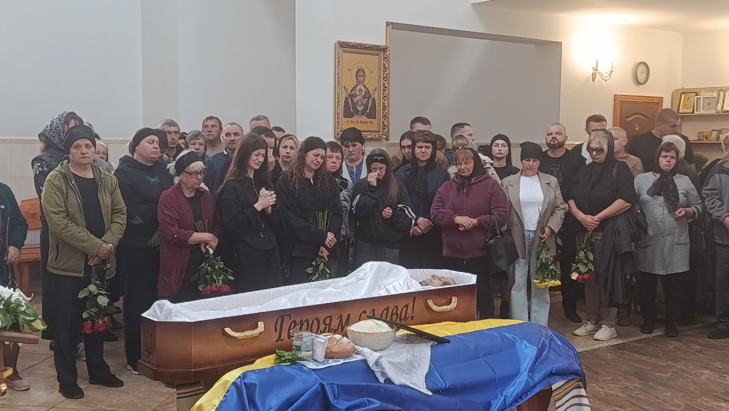 Біль втрати, що не стихає: у громаді на Волині провели в останню дорогу підполковника Повітряних сил України Юрія Халика