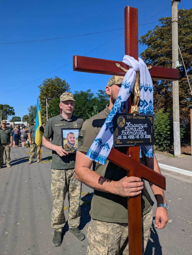 Півторарічний син більше не обійме батька: на Волині попрощалися з 30-річним воїном Віталієм Ксьондзиком