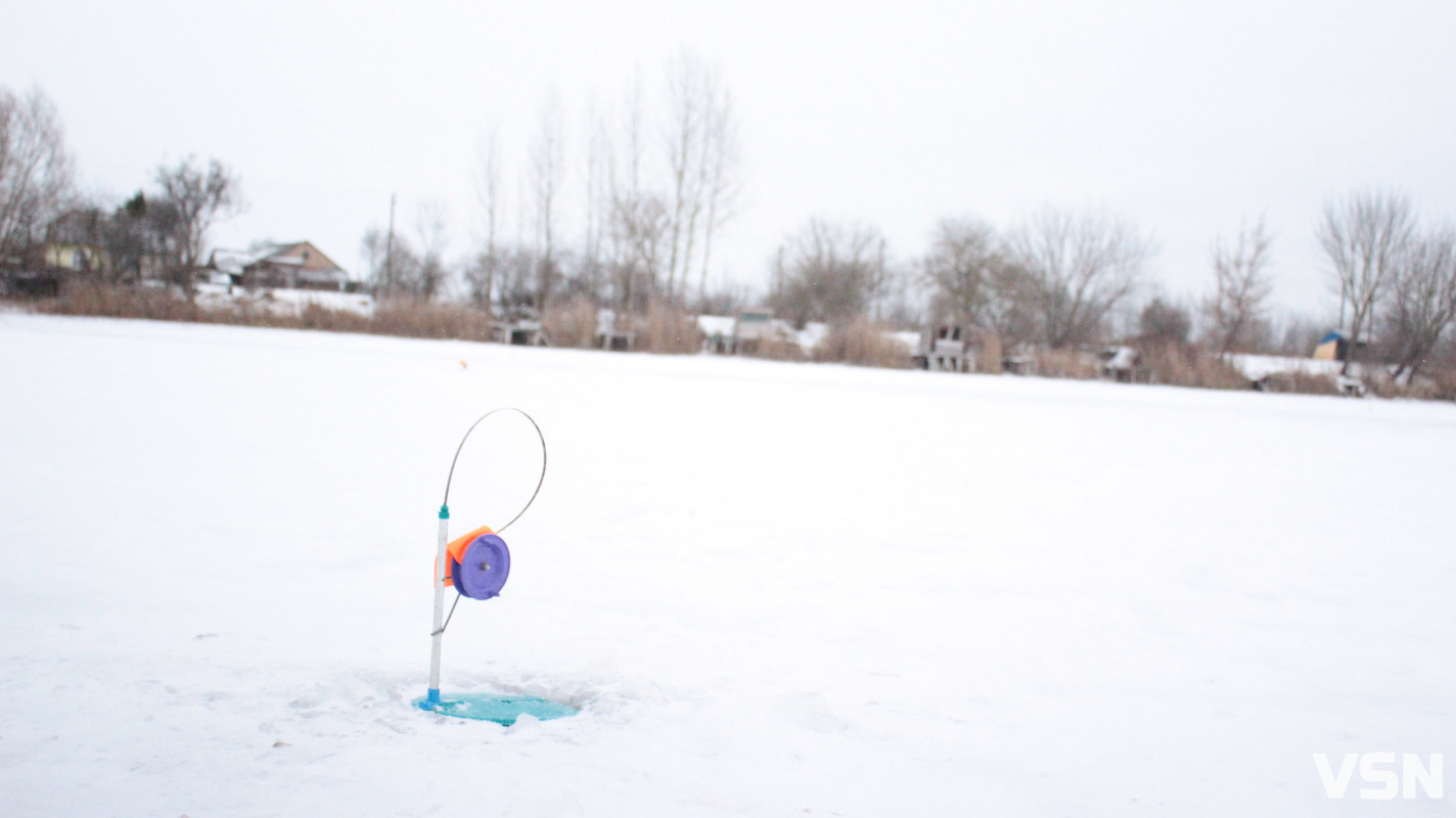 Крига 10 сантиметрів та жерлиці на щуку: фоторепортаж із зимового ставка у селі на Волині