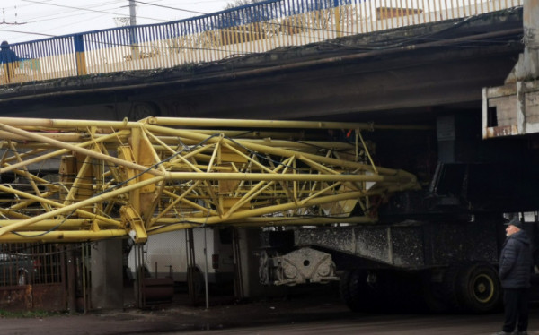 Під мостом у Луцьку затисло будівельний кран
