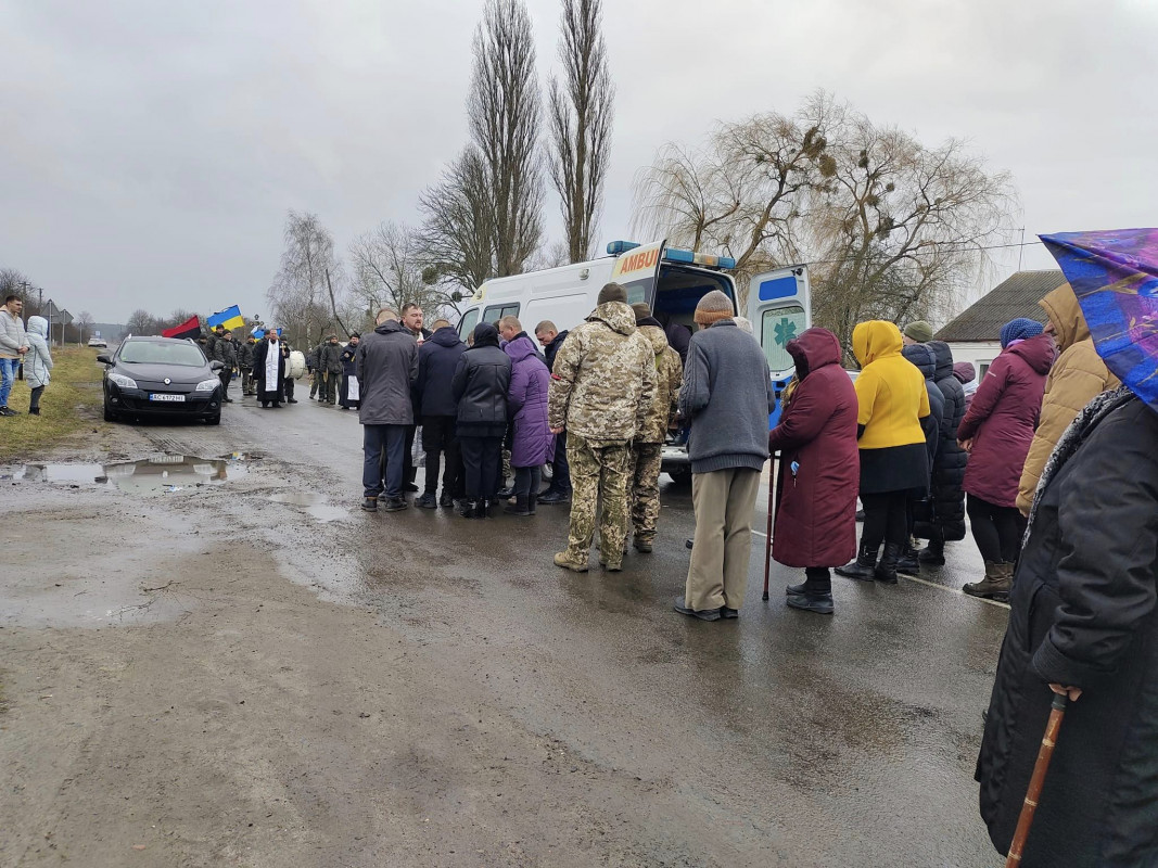 Без батька залишилось двоє синів: на Волині попрощалися  із Героєм Василем Бекеруком