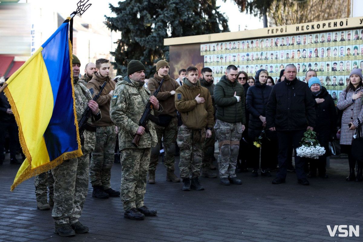 Пішов у бій, як справжній командир: прощання з Героєм у Луцьку. Фото