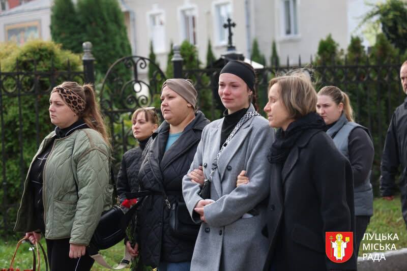 Осиротів маленький син: у Луцьку провели в останню дорогу 31-річного Олександра Лаконцева