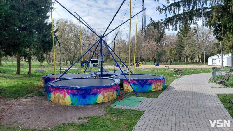 Які атракціони працюють у центральному парку Луцька та яка вартість квитків?