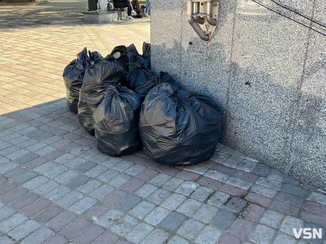 Гори сміття після вечірніх гулянь: що відбувається на Театральному майдані в Луцьку