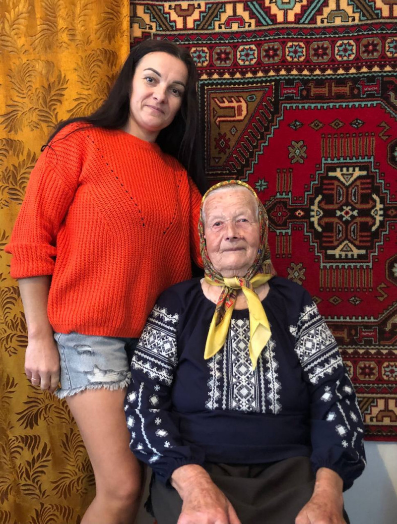 Має 8 онуків та 9 правнуків, готує смаколики для родини і допомагає обробляти город: історія довгожительки з Волині