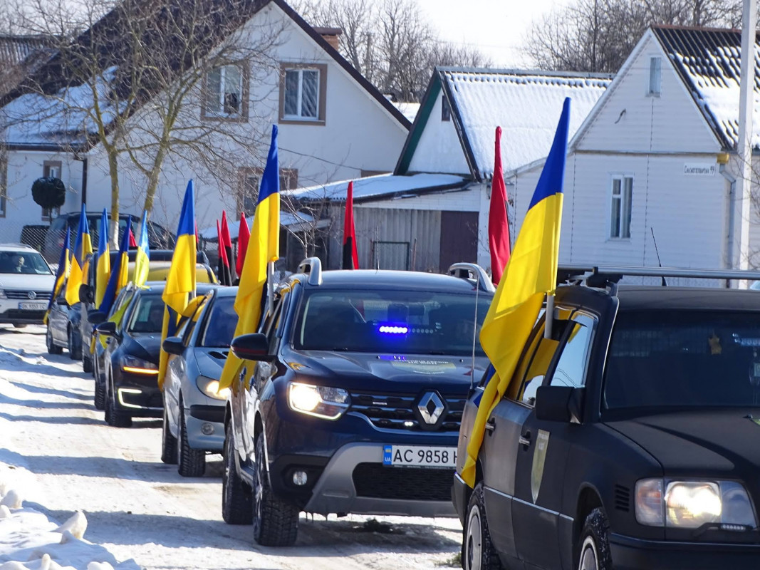 Понад рік родина жила між надією і болем: на Волині попрощалися з воїном Романом Махнюком
