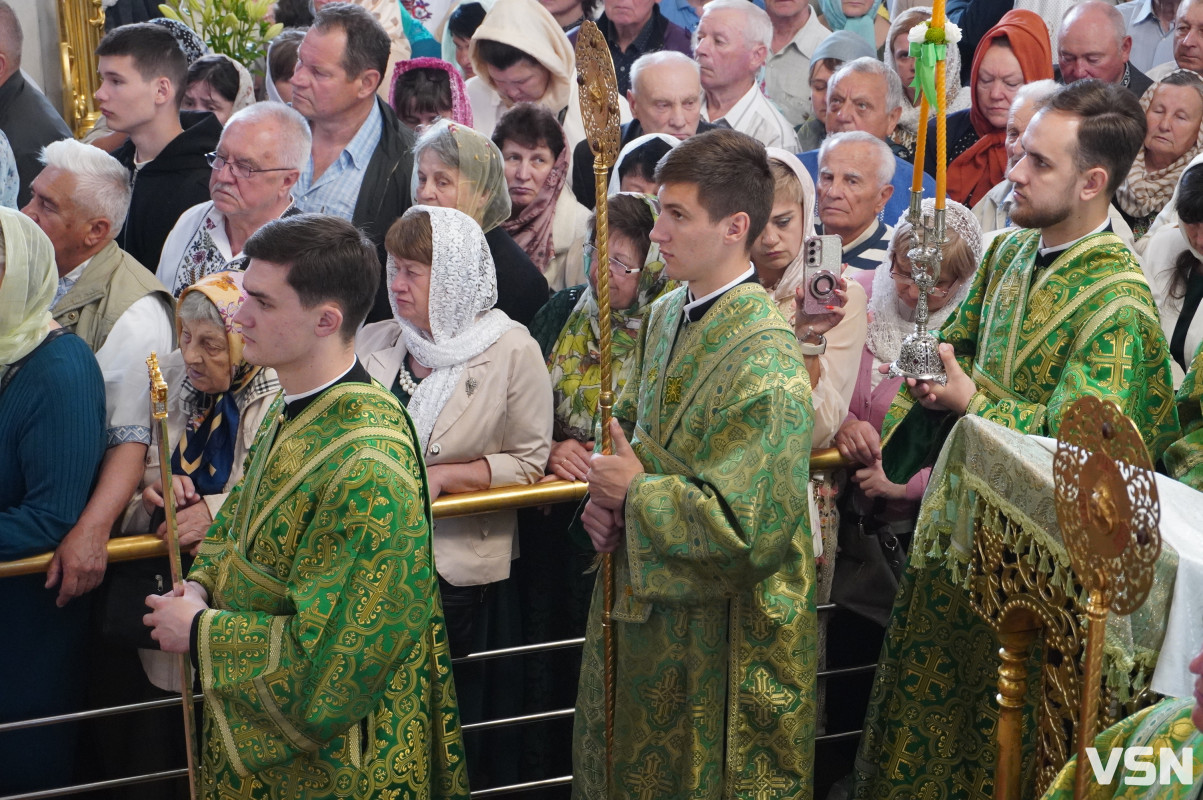 Хресна хода і спільна молитва: як минула літургія за участі Епіфанія у Луцьку. Фоторепортаж