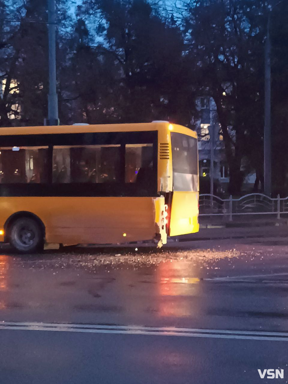 У центрі Луцька - ДТП: не розминулися два пасажирські автобуси