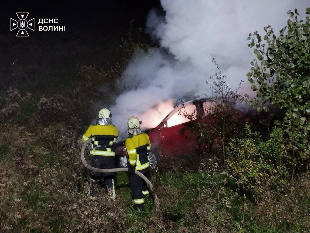 На Волині горів автомобіль: травмувався водій