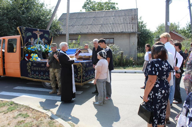 Весільний коровай розділили на цвинтарі: на Волині попрощались із Героєм Едуардом Вовчуком