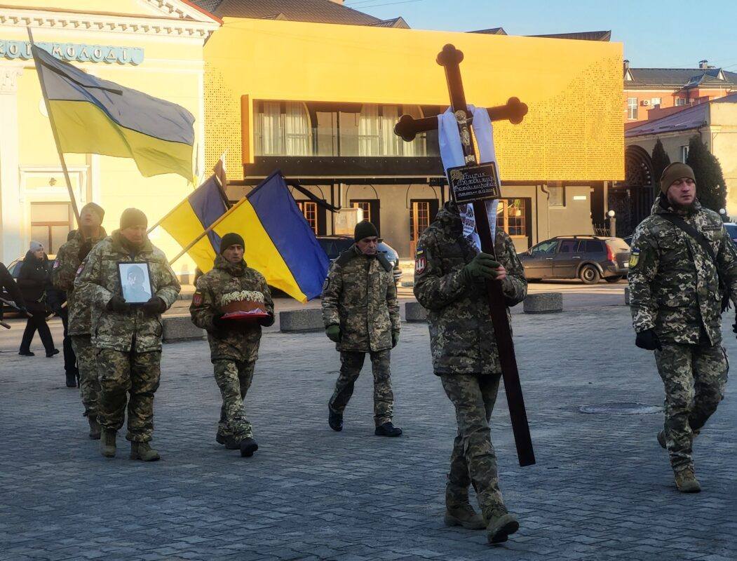 Сумне Різдво: на Волині в останню земну дорогу провели 32-річного воїна Володимира Бичика