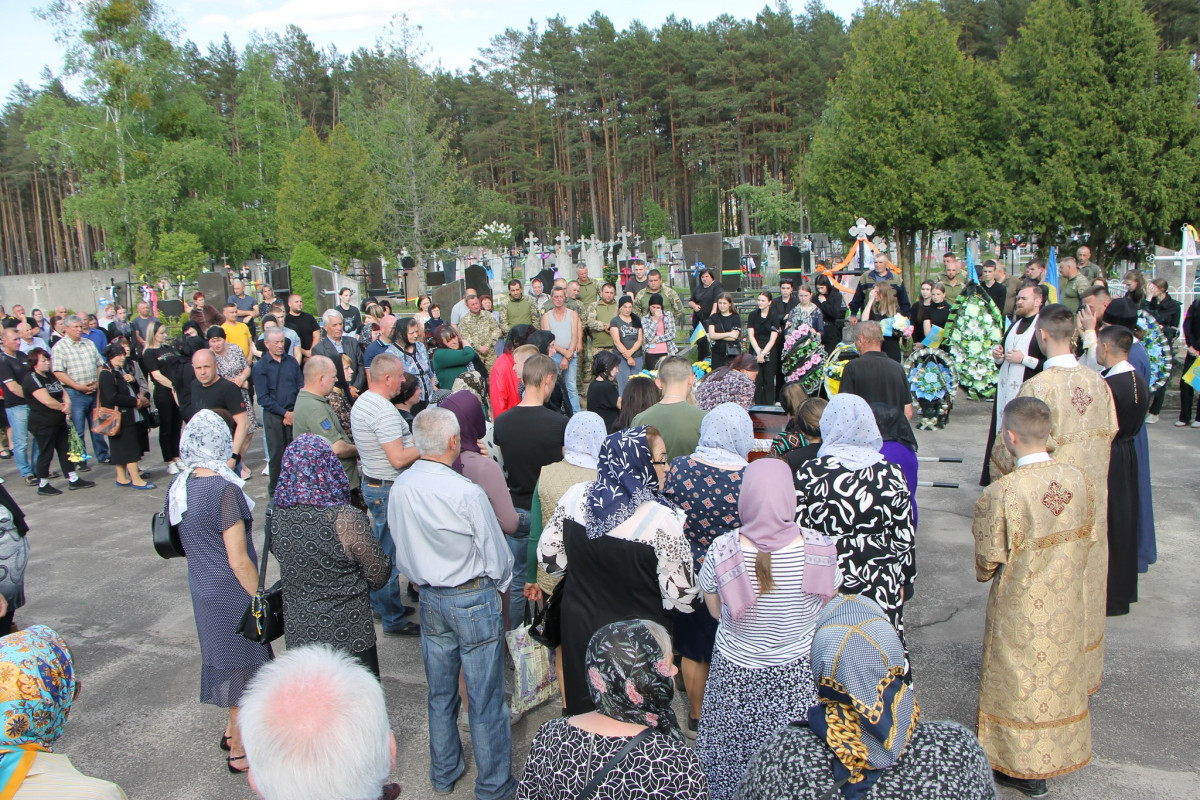 Дві донечки ніколи більше не побачать татка: напередодні Великодня на Волині попрощались з Героєм Олександром Муковським