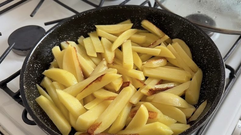 Як смажити картоплю, щоб не прилипала і не розвалювалася