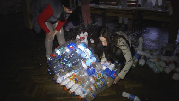 У Луцьку роблять будиночки із пластикових пляшок для безпритульних тварин