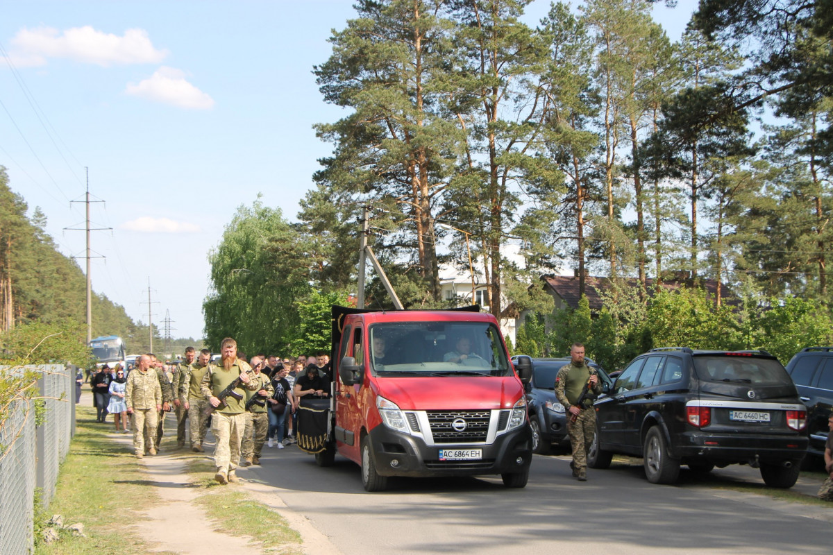 Дві донечки ніколи більше не побачать татка: напередодні Великодня на Волині попрощались з Героєм Олександром Муковським