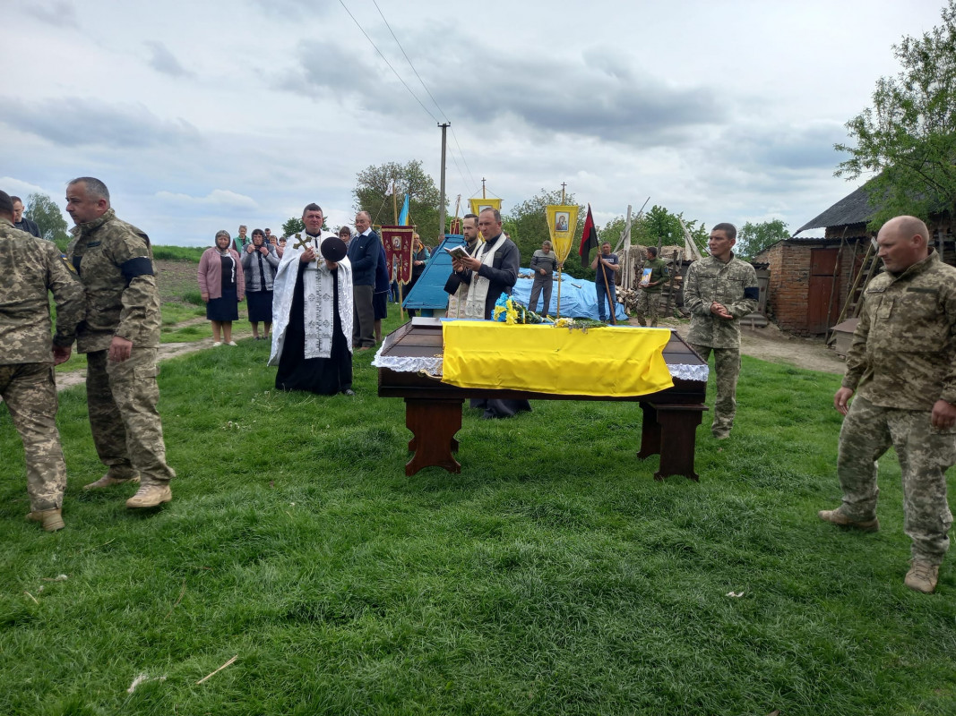З величезним прапором та з квітами: у Луцькому районі зустріли молодого Героя Андрія Кислюка