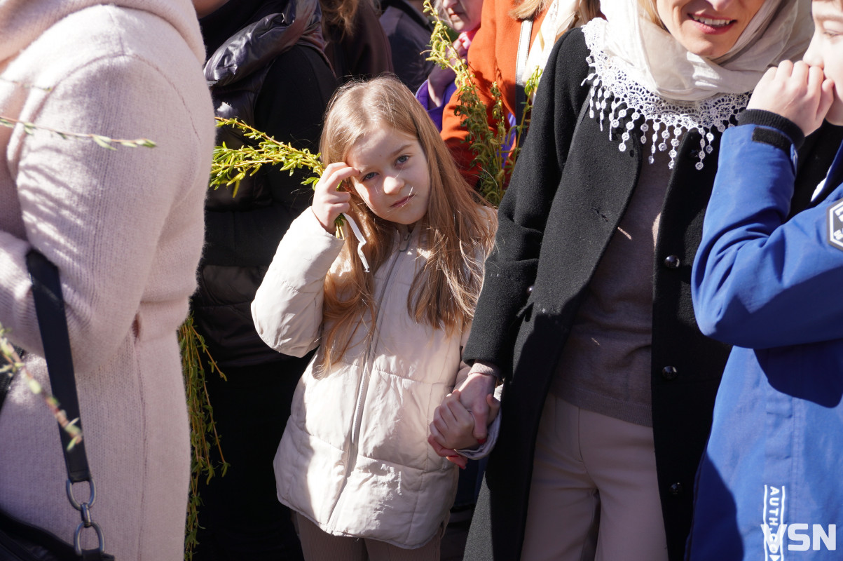 Сотні вірян прийшли освячувати вербу у головний собор Луцька. Фоторепортаж