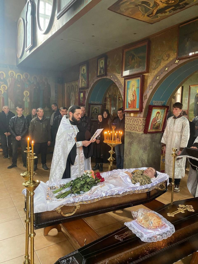 Пройшов сотні кілометрів на фронті, а смерть зустрів у рідному дворі: Герою з Волині навіки 36 років