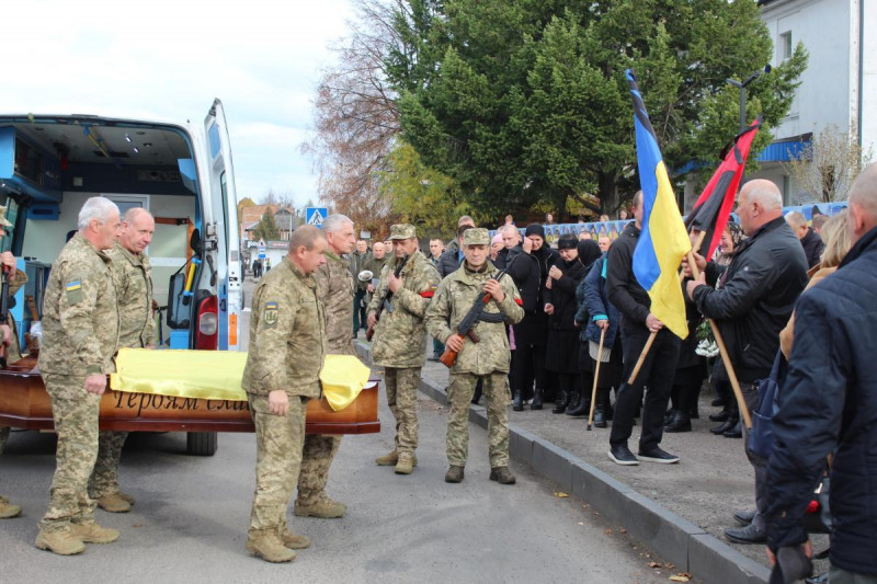 Маленький син ніколи більше не побачить тата: на Волині попрощалися з Героєм Миколою Мясковським