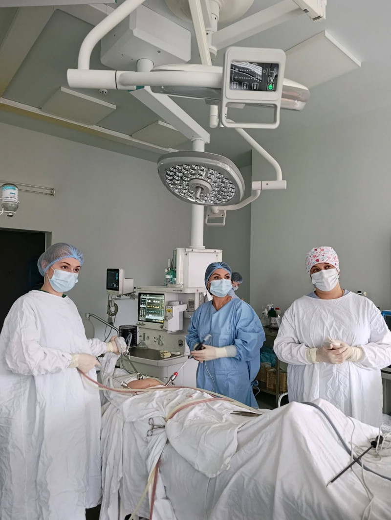 На Волині лікарі без великих розрізів видалили велику кісту яєчника