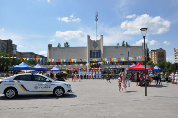 У Луцьку піснями, танцями та квітами збирали гроші для армії