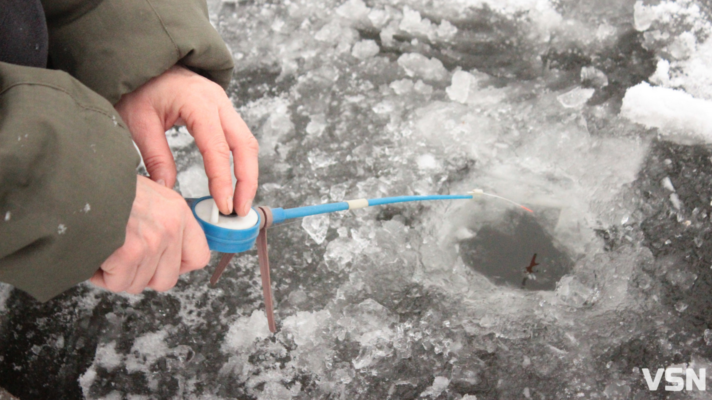 Крига 10 сантиметрів та жерлиці на щуку: фоторепортаж із зимового ставка у селі на Волині