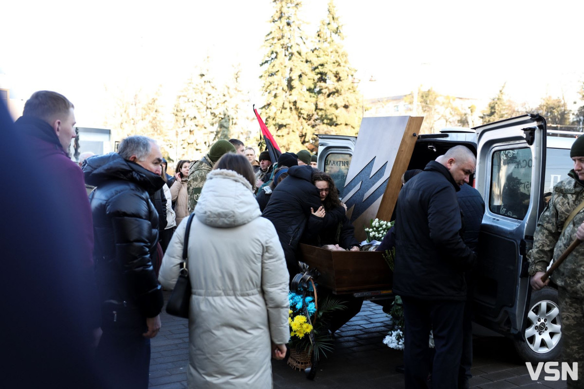 Пішов у бій, як справжній командир: прощання з Героєм у Луцьку. Фото