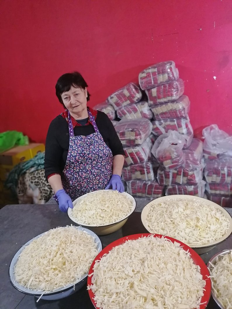 Готують щодня: як працює благодійна їдальня у підземеллі в центрі Луцька