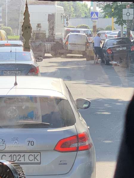 У Луцьку зіткнулися вантажівка і легковик: утворився величезний затор