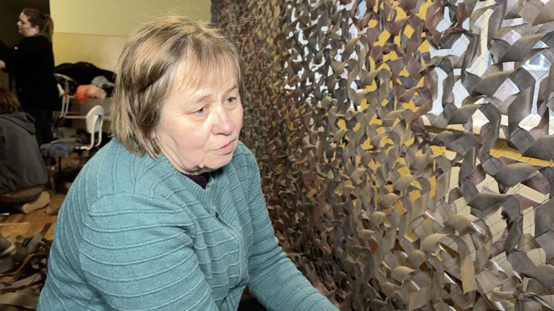 Діти, матері та ветерани: як у Луцьку плетуть сітки для українських військових