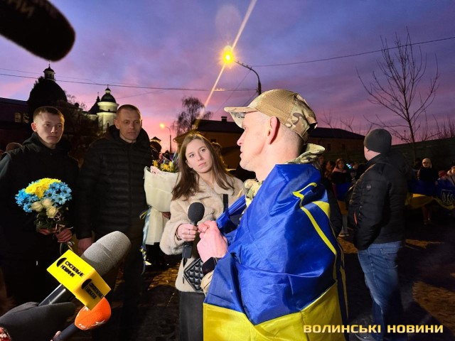 «Переповнюють емоції»: у Луцьку зустріли захисника, який повернувся з російського полону