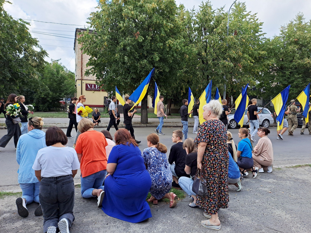 «Мамуль, не переживай, у медиків найменше шансів загинути на війні»: на Волині попрощались з Героєм Віталієм Кухарчуком