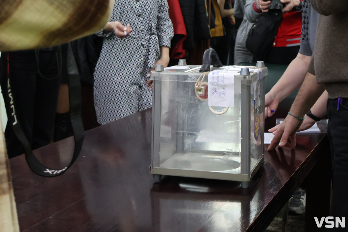 Флешмоб «Шкарпетуйся» і кадрові рішення: що відбулося на 90-й сесії Луцької міськради. Фоторепортаж