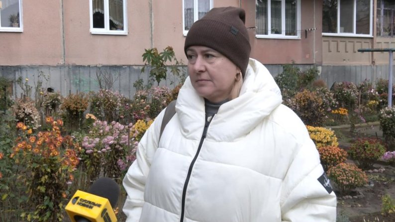 Грудневі квіти у Луцьку: пенсіонерки понад 20 років доглядають клумби на подвір’ї багатоповерхівки