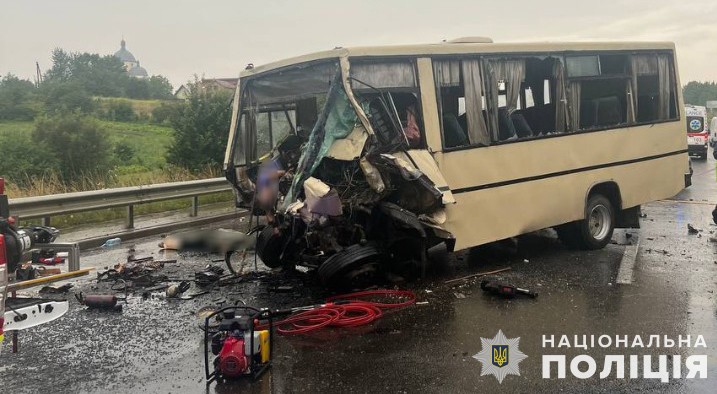 На Львівщині сталася жахлива ДТП за участю автобуса та автопоїзда: відомо про четверо загиблих