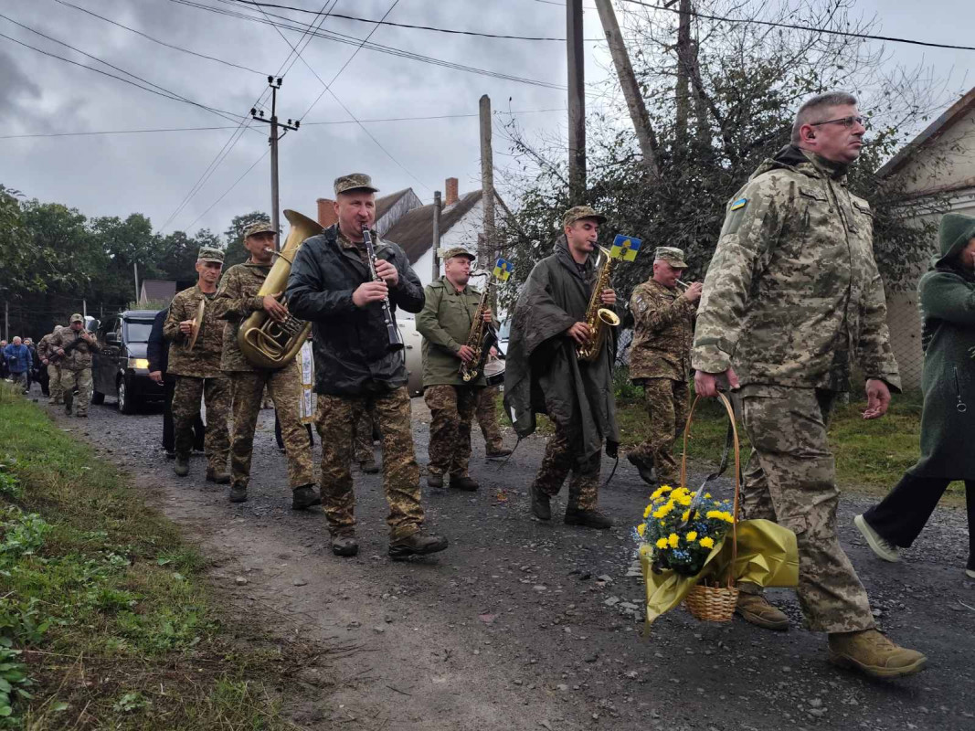 Овдовіла дружина, без батька залишилися син і донечка: на Волині попрощались з Героєм Олександром Мишком