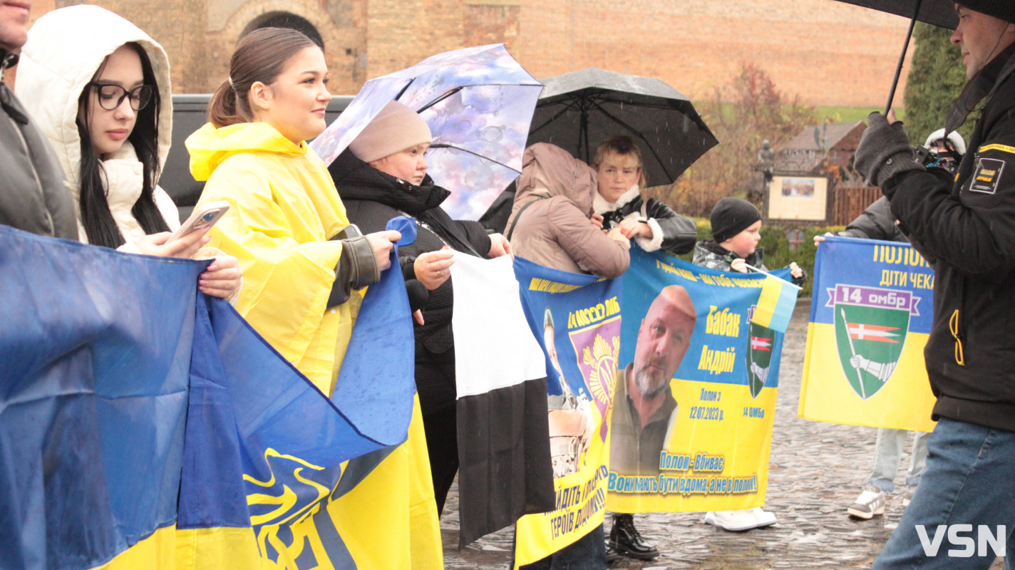 Після трьох років полону у Луцьку зустріли захисника Віталія Глєбова