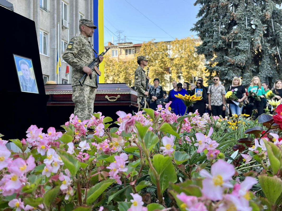 «На власні очі бачив усе пекло війни»: на Волині попрощалися з Героєм Петром Бежаном. Фото