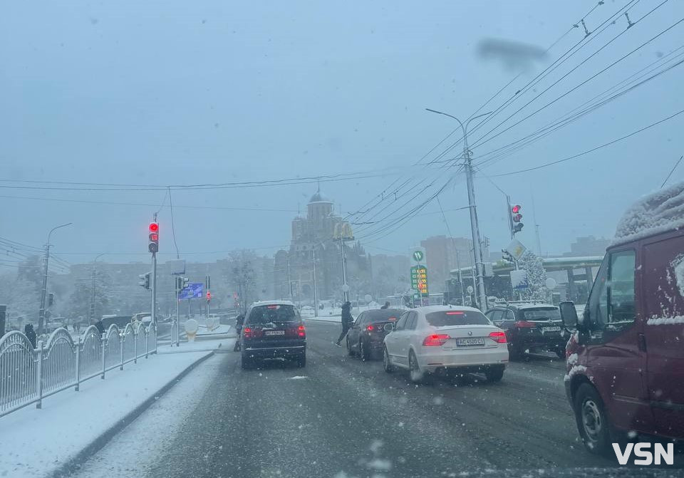 Луцьк засипає першим снігом. Відео. Фото