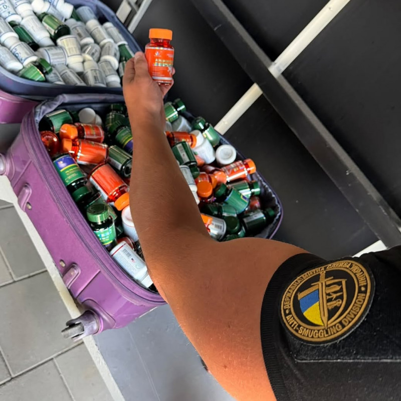 Через «Устилуг» іноземець хотів ввезти повну валізу дієтичних добавок на 150 тисяч гривень