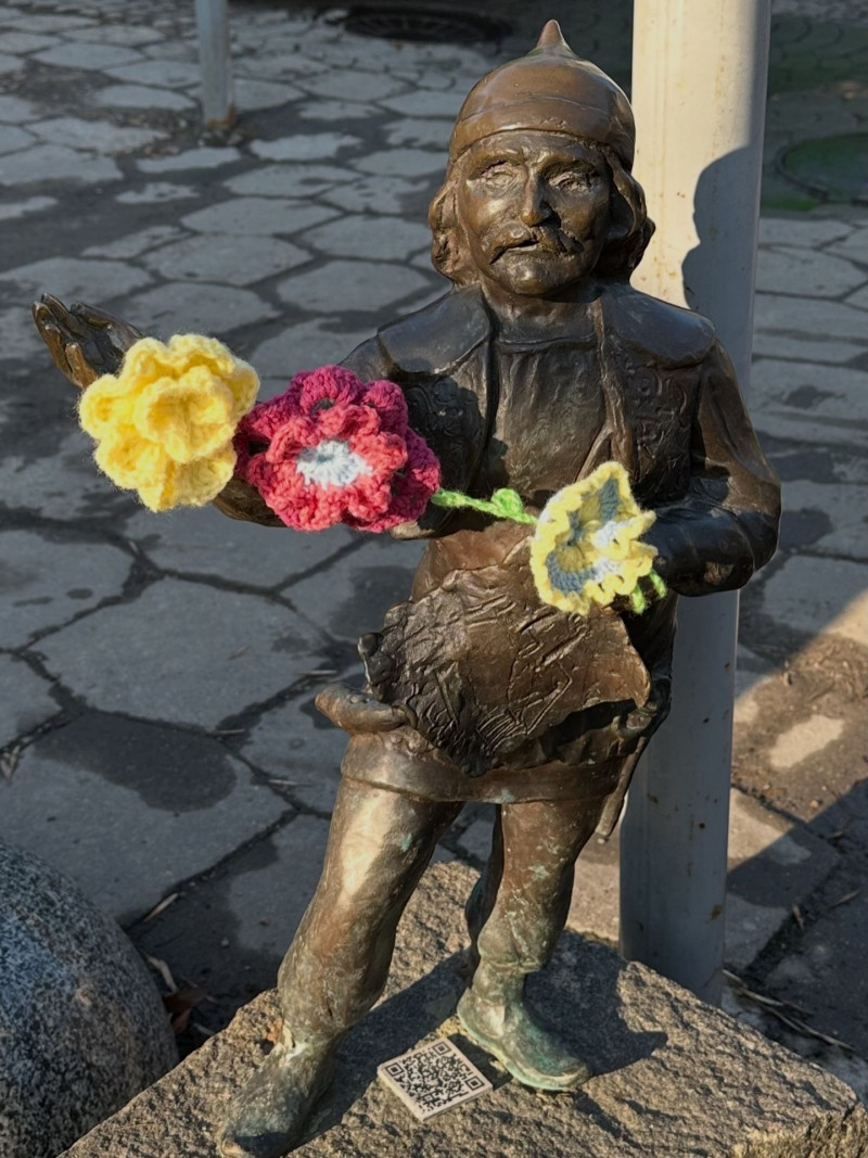 У Луцьку волонтерки замінили зимові шапки кликунів на в’язані квіти