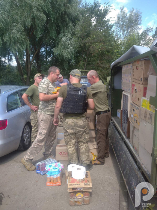 Волонтери з Рожища доставили захисникам автівки та передачі