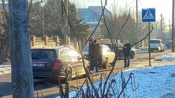 Ранкова аварія у Луцьку: зіткнулися дві автівки. Рух вулицею ускладнений