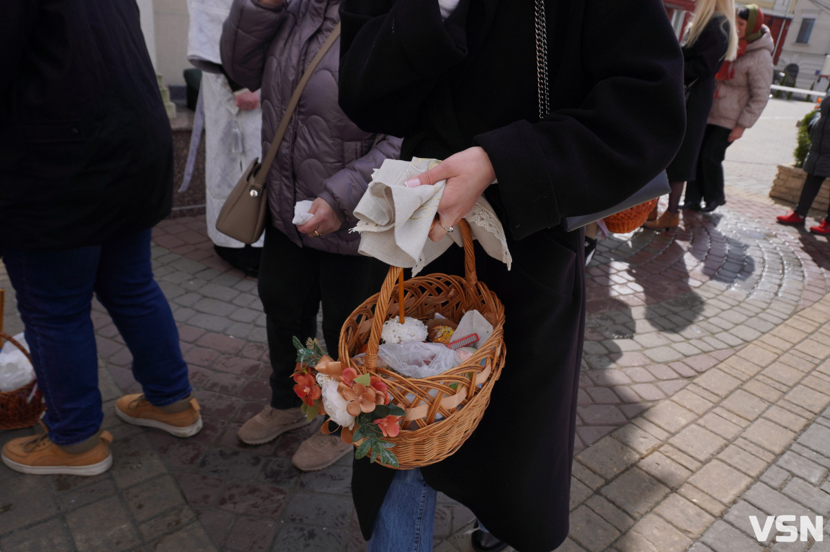 Як у Луцьку освячують Великодні кошики? Фоторепортаж