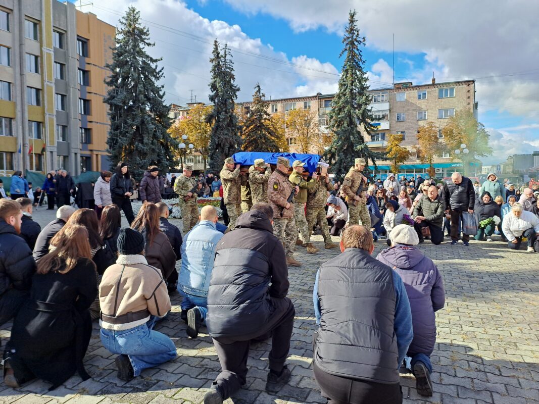 Ще один синьо-жовтий стяг злетів над могилою Героя: на Волині попрощалися із Сергієм Панасюком
